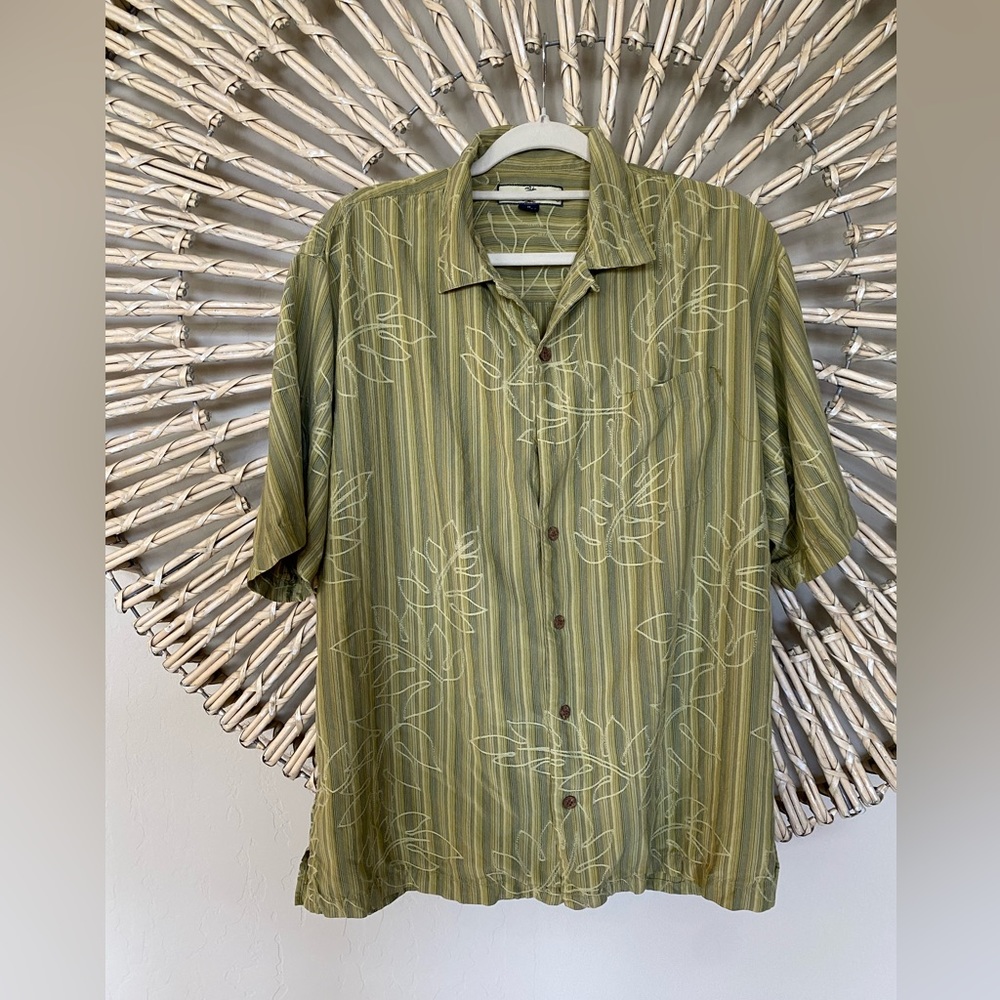 Men’s Tommy Bahama, size medium, excellent condition.